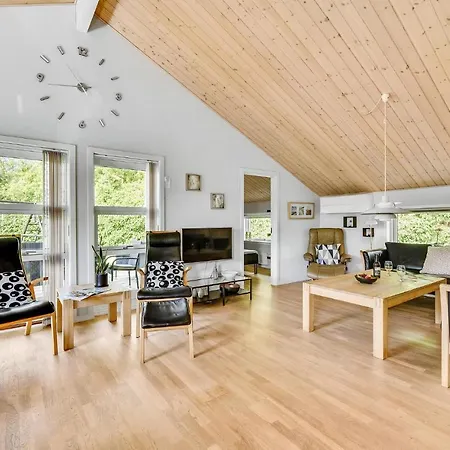 Three-bedroom In Semesterbostad